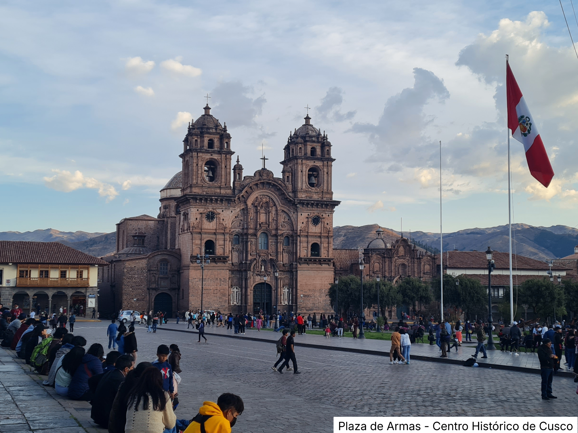 Plaza de Armas y Centro Histórico de Cusco al atardecer con bandera peruana